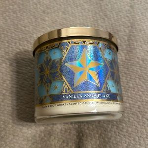 Brand New Bath and Body Works Vanilla Snowflake 3 Wick Candle